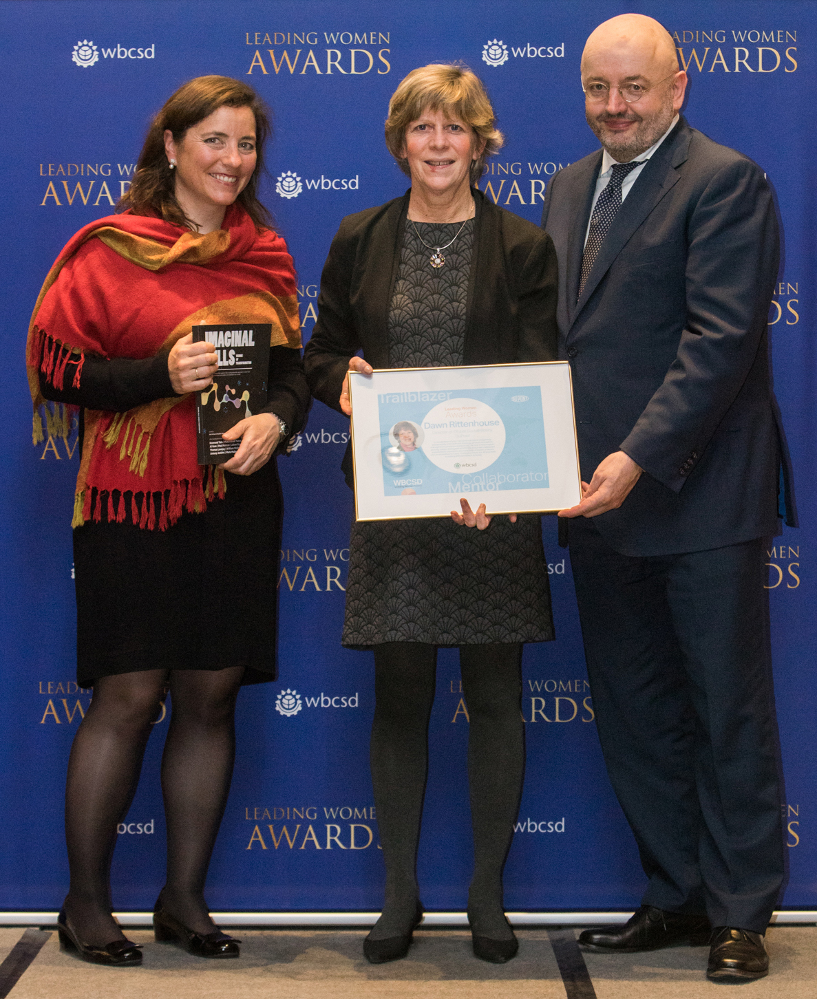 Dawn Rittenhouse receives WBCSD's Leading Women award. Dawn Rittenhouse获得WBCSD的领先女性奖。