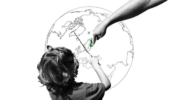 孩子在世界地图上指着芬兰