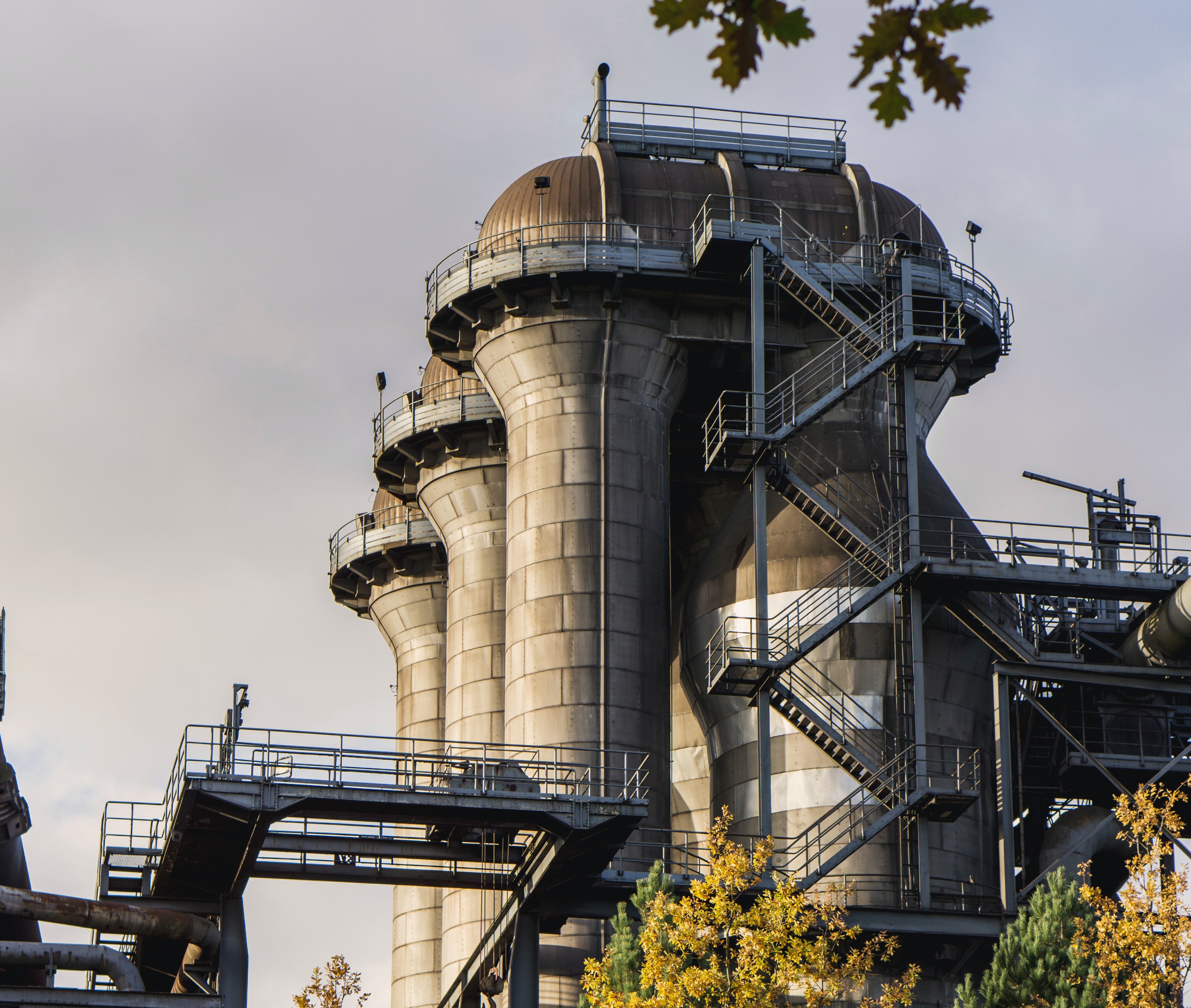 一把老钢炼油厂的高炉的看法在Landschaftspark duisburg-nord，杜伊斯堡，德国。