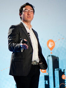 Daniel Kim, founder of Lit Motors 点燃汽车创始人Daniel Kim谈到了颈- 1电动摩托车。