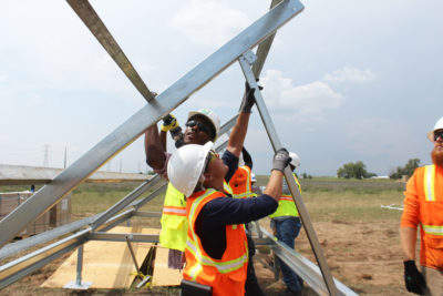 job training while building a shared solar farm 在职培训,同时建立一个共享的太阳能农场