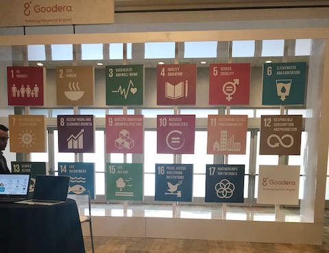 A display of the 17 SDGs by Cloudera at GreenBiz 18 in Phoenix, Arizona 在GreenBiz 18亚利桑那州凤凰城的17个SDGs由Cloudera公司的显示器