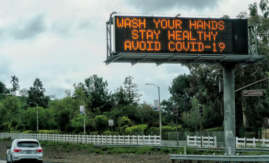 Freeway Virus Warning On a Southern California freeway. 南加州高速公路上的病毒警报。