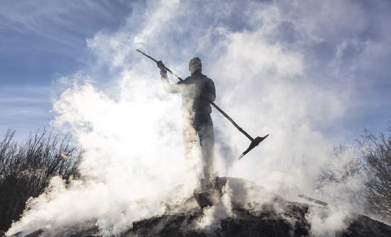 Charcoal production in a forest in Tekirdag, Turkey. 木炭生产在森林中泰基尔达,土耳其。