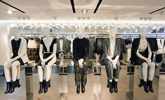 Mannequins at an H&M store in Hong Kong 在香港的H&M专卖店模特