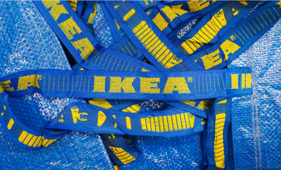 Group of IKEA's blue shopping bags 宜家的蓝色购物袋