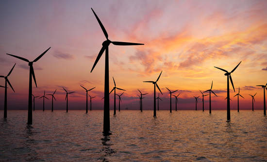 Offshore wind turbines at sunset 日落时的海上风力涡轮机