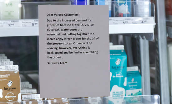 Empty Safeway shelves 清空货架西夫韦