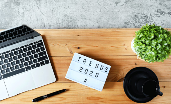 aerial view of desk with sign that says 2020 写字台的鸟瞰图,上面写着2020年