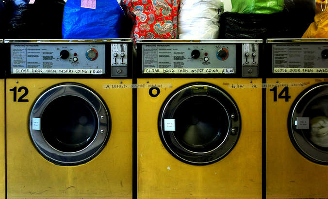 旧的自助洗衣店机器