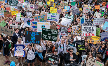 数以千计的澳大利亚学生聚集在一起抗议集会，学校罢工4气候，对气候变化需要采取紧急行动。