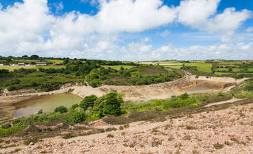 废弃的矿山和尾矿坝在惠勒美尔山谷在康沃尔，英国。