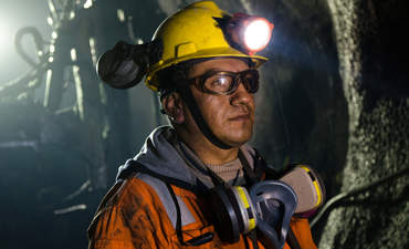 工人在秘鲁塞洛德帕斯科的一个矿井里。
