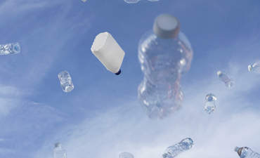 塑料瓶漂浮在天空