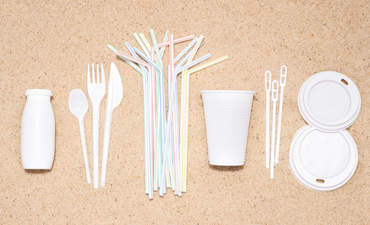 一次性使用的一次性塑料物品，如瓶子、杯子、叉子、勺子和吸管