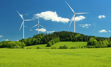 风力发电机组可再生能源夏季景观以晴朗的蓝天和田野为前景