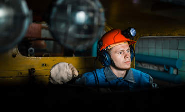 年轻矿工在地下工作