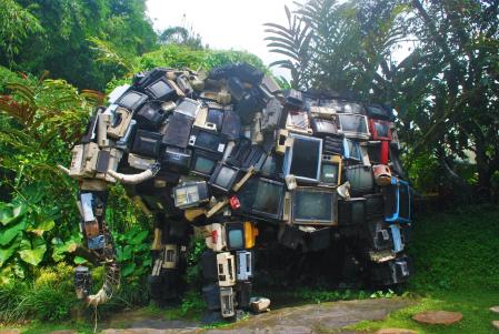 电子废物大象在巴厘岛