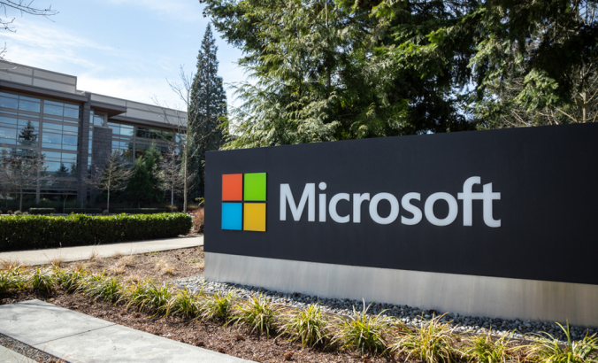 微软在云计算机和软件公司的总部签字，与办公楼在后台