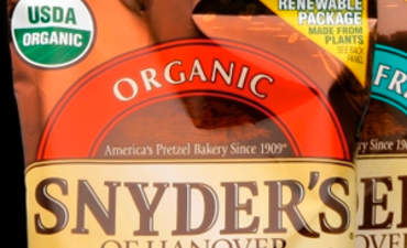 Snyder's汉诺威包装有机椒盐卷饼的玉米基生物塑料特色图片