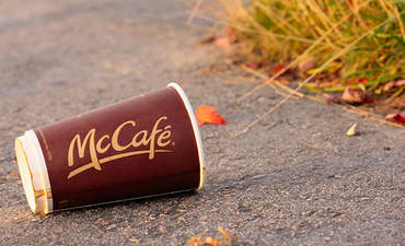 麦当劳将放弃聚苯乙烯，改用印有图案的纸质咖啡杯