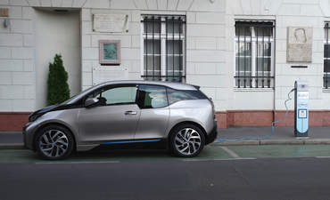 BMW i3概念车的车在街上充电