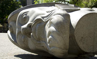德国，波恩2012年8月10日：描绘圣徒佛罗伦特里乌斯的头的第一架雕塑飞机在Bonn Minster前面