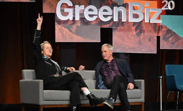在GreenBiz 20上，动物行为学家坦普尔·格兰丁和执行编辑乔尔·马考沃在台上。