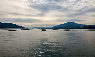 在广岛县海岸附近的牡蛎养殖场