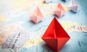 领导人在地图上的船只