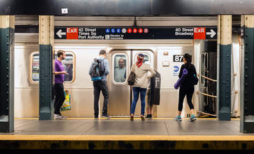 在纽约，人们乘坐地铁
