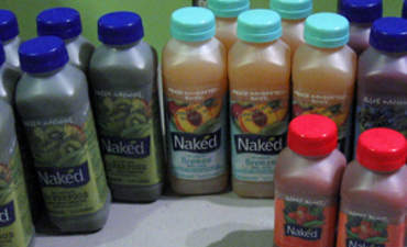 Naked Juice把所有的饮料倒入100%回收的瓶子里
