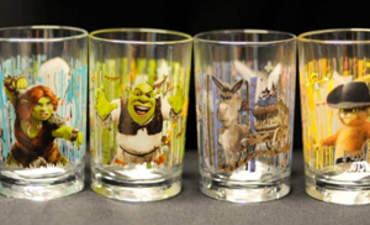 麦当劳召回1200万个有毒的怪物史莱克杯