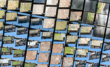 在澳大利亚悉尼的一幢高楼上，由电动镜子组成的太阳能定日镜。