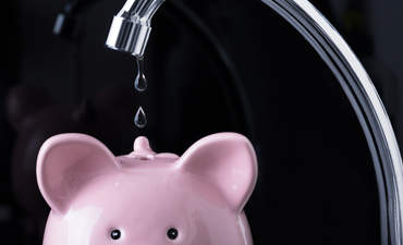 水流入一个储蓄罐