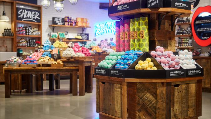 在一家华丽的化妆品商店里