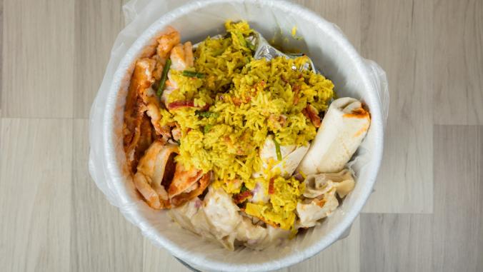 垃圾桶里剩下的食物
