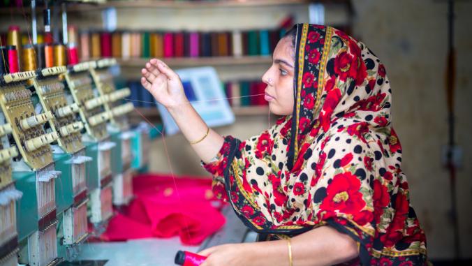 服装工作者与计算机化的刺绣机器在Madhabdi，Narsingdi，孟加拉国