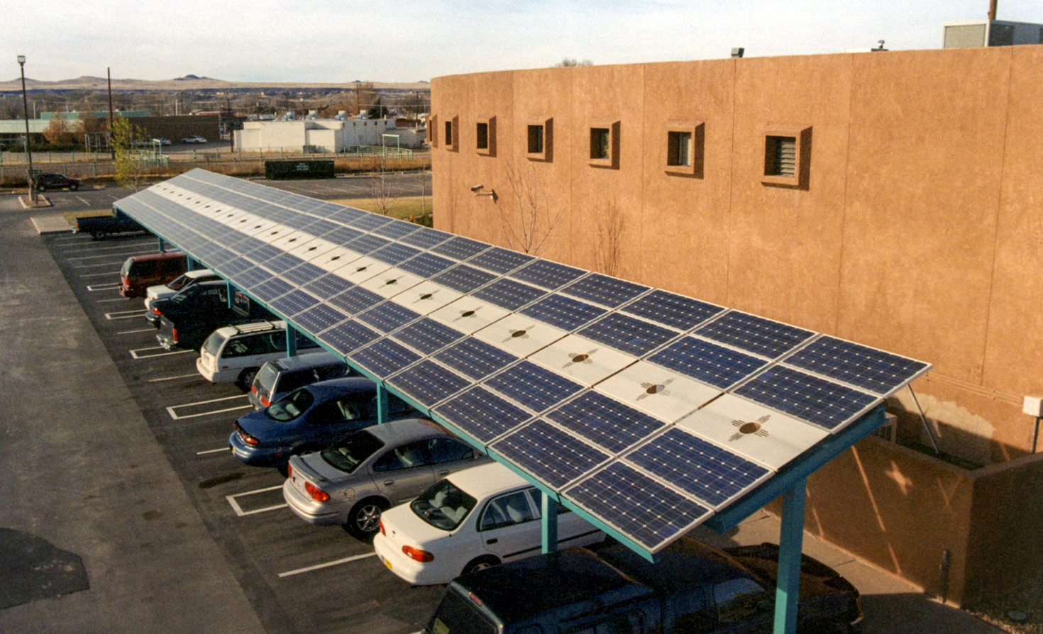 这款在新墨西哥州阿尔伯克基的印度普韦布洛文化中心的太阳能车棚每年向当地的公用事业网格（新墨西哥州的公共服务公司）提供约23兆瓦的清洁电力，使其成为最大的商业照片伏特伏（PV）系统。新墨西哥。