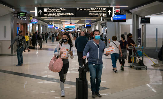 在亚特兰大Hartsfield-Jackson国际机场戴口罩传单