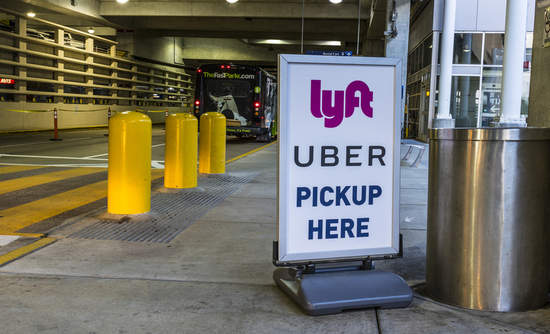 Lyft和Uber在机场接机。