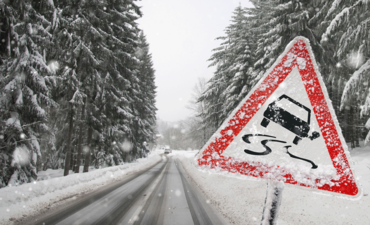 积雪路上的汽车标志