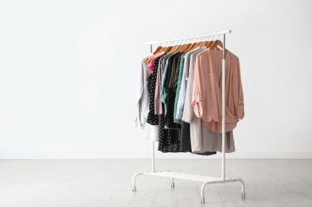 衣柜架上的衣服挂在室内的白墙上