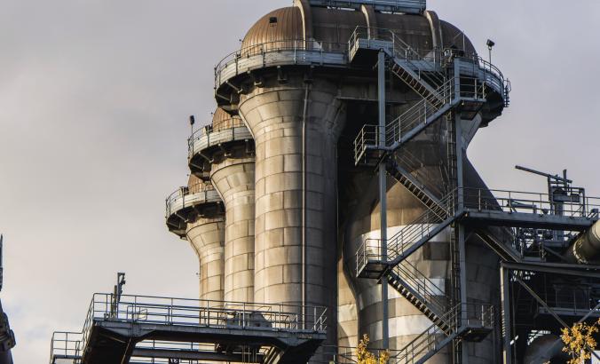 德国杜伊斯堡的LandschaftSpark Duisburg-Nord的一家旧钢制炼油厂的爆炸炉的景色。