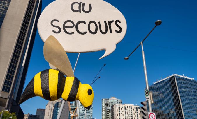 在蒙特利尔的一次抗议中，一个“au secours”的请求，在法语中是“help”的意思。