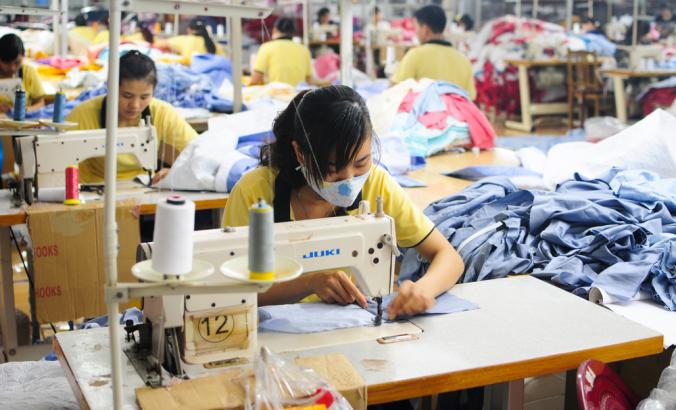 服装工厂员工在缝纫机工作